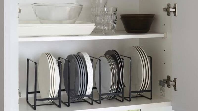 Organizador aramado de pratos dentro de armário branco de cozinha