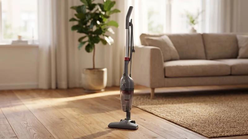 Melhor aspirador vertical: Electrolux STK15 cinza em pé na sala com piso de madeira