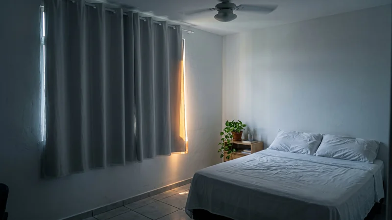 cortina blackout fechada no quarto para deixar a casa mais fresca no verão