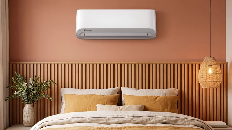 ar-condicionado Electrolux Color Adapt 9000 BTUs sobre cabeceira de madeira ripada